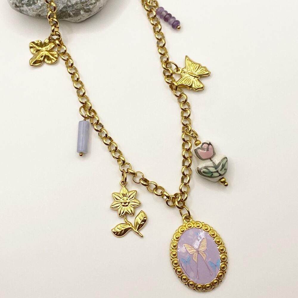 NEW Gold Charm Necklace With Floral Pendant - Picture 7 of 9